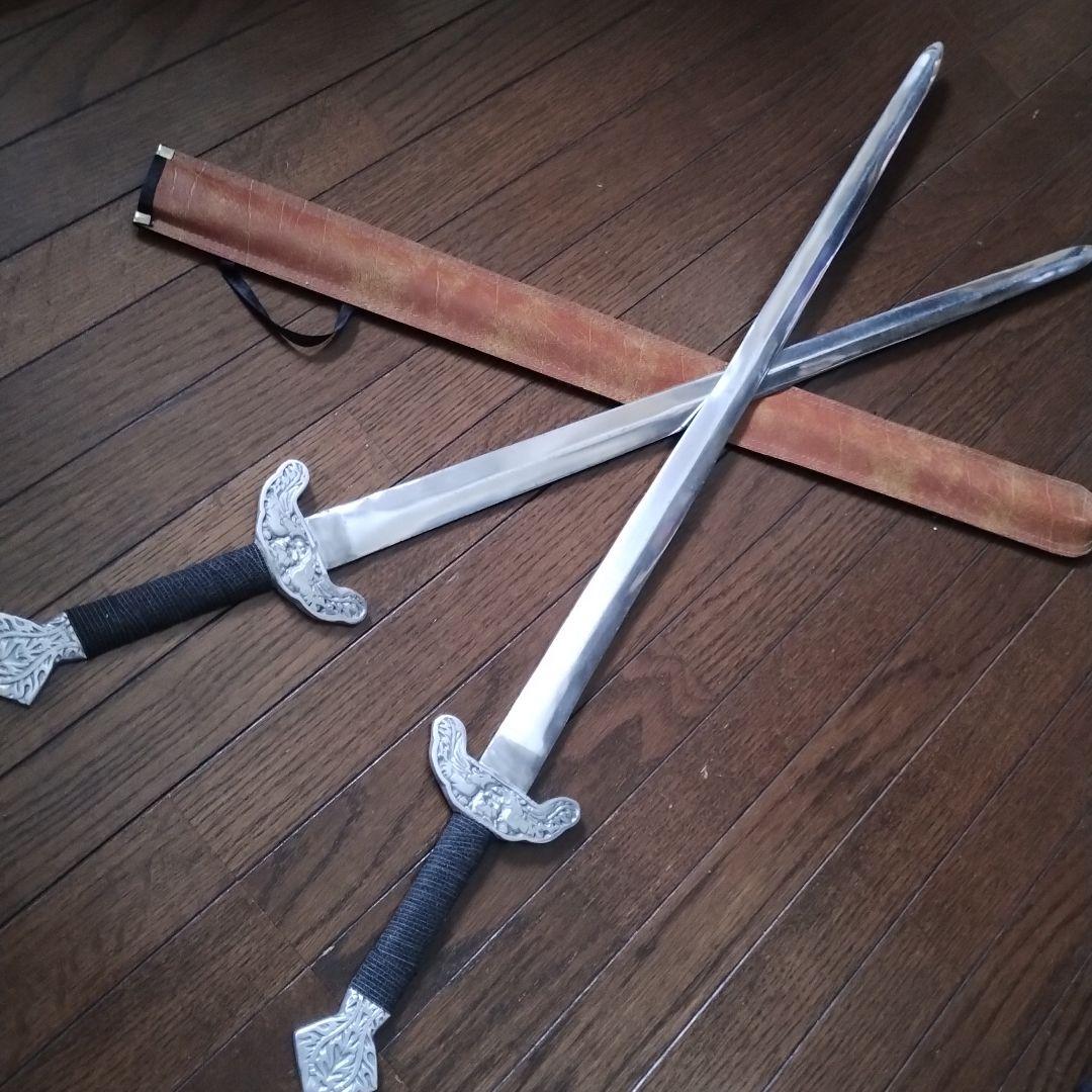 装飾的な鍔の金属製刀2本と鞘