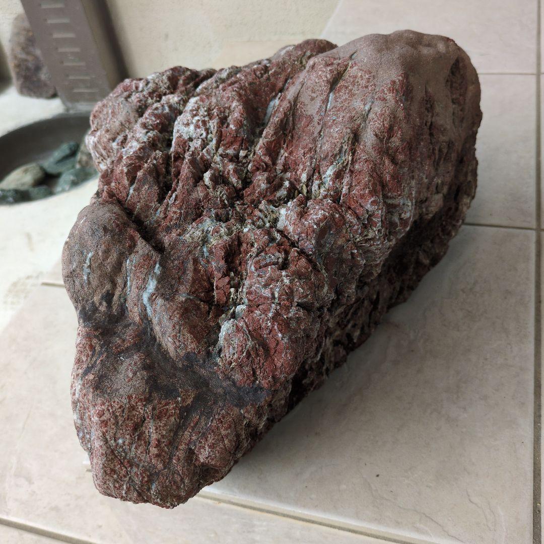 赤石 原石 特大29kg 龍顔 未加工品 多数の石英流れ 希少、レア品