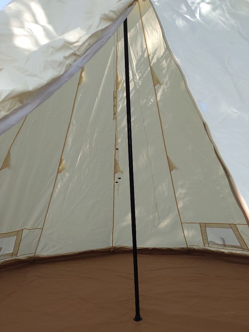 高さ3ｍで直径4ｍの化繊ワンポールテント