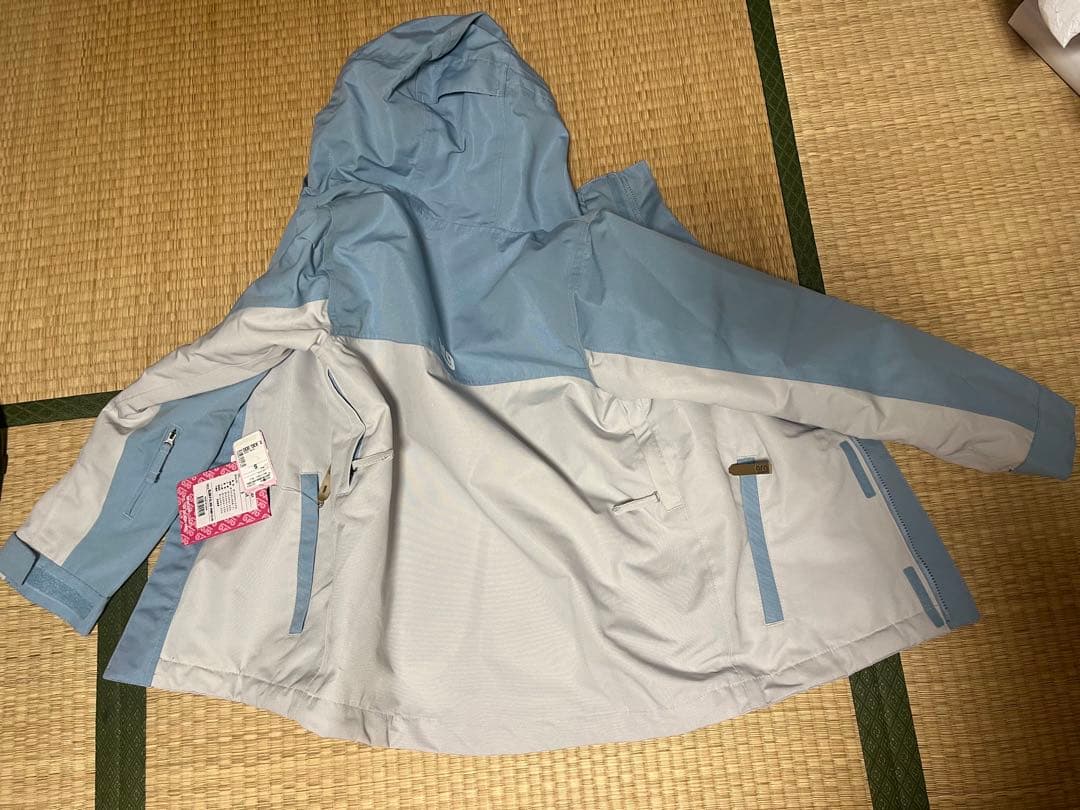 新品スノースーツ、未使用、タグ付き。 s size