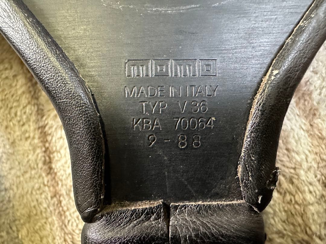 MOMO（モモ）V36タイプ ステアリング ホーンボタン2箇所あり！