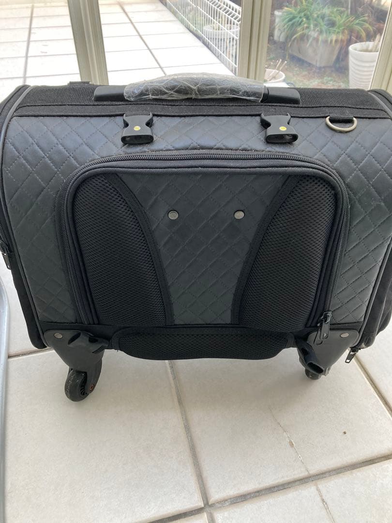 タグ付き新品　犬の黒いキルティングキャリーバッグ