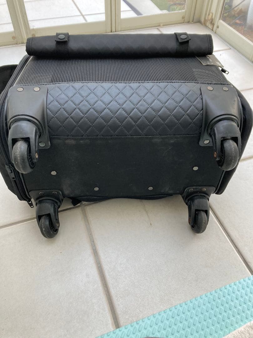 タグ付き新品　犬の黒いキルティングキャリーバッグ