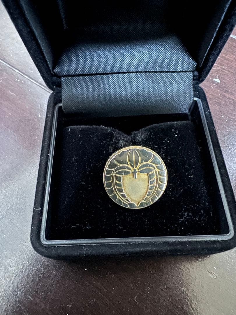 家紋バッチ(下がり藤)