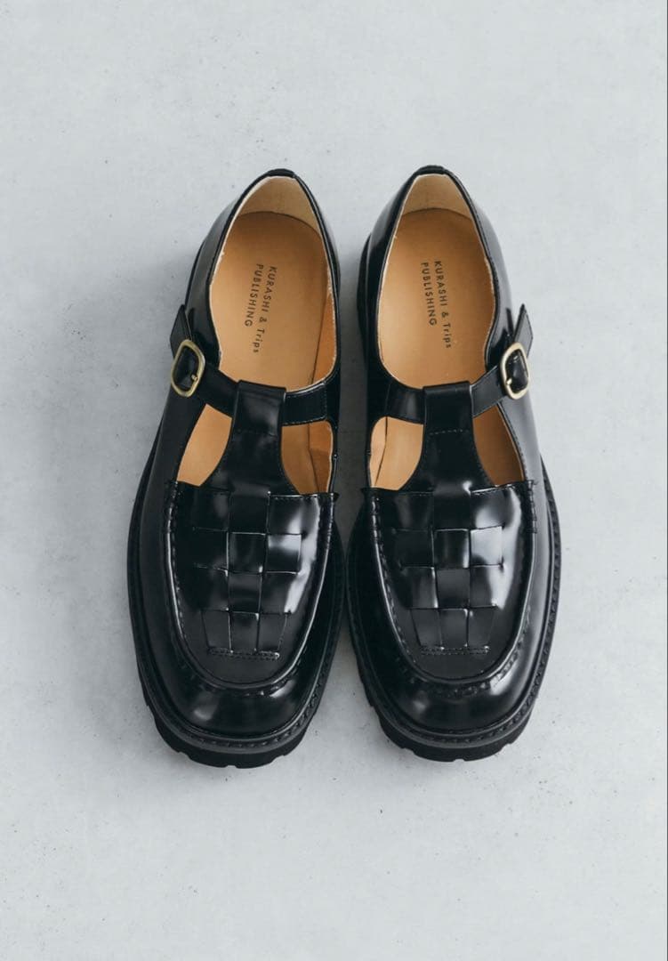 「つま先踊る、大人の相棒」こだわりソールのTストラップシューズ 23.0