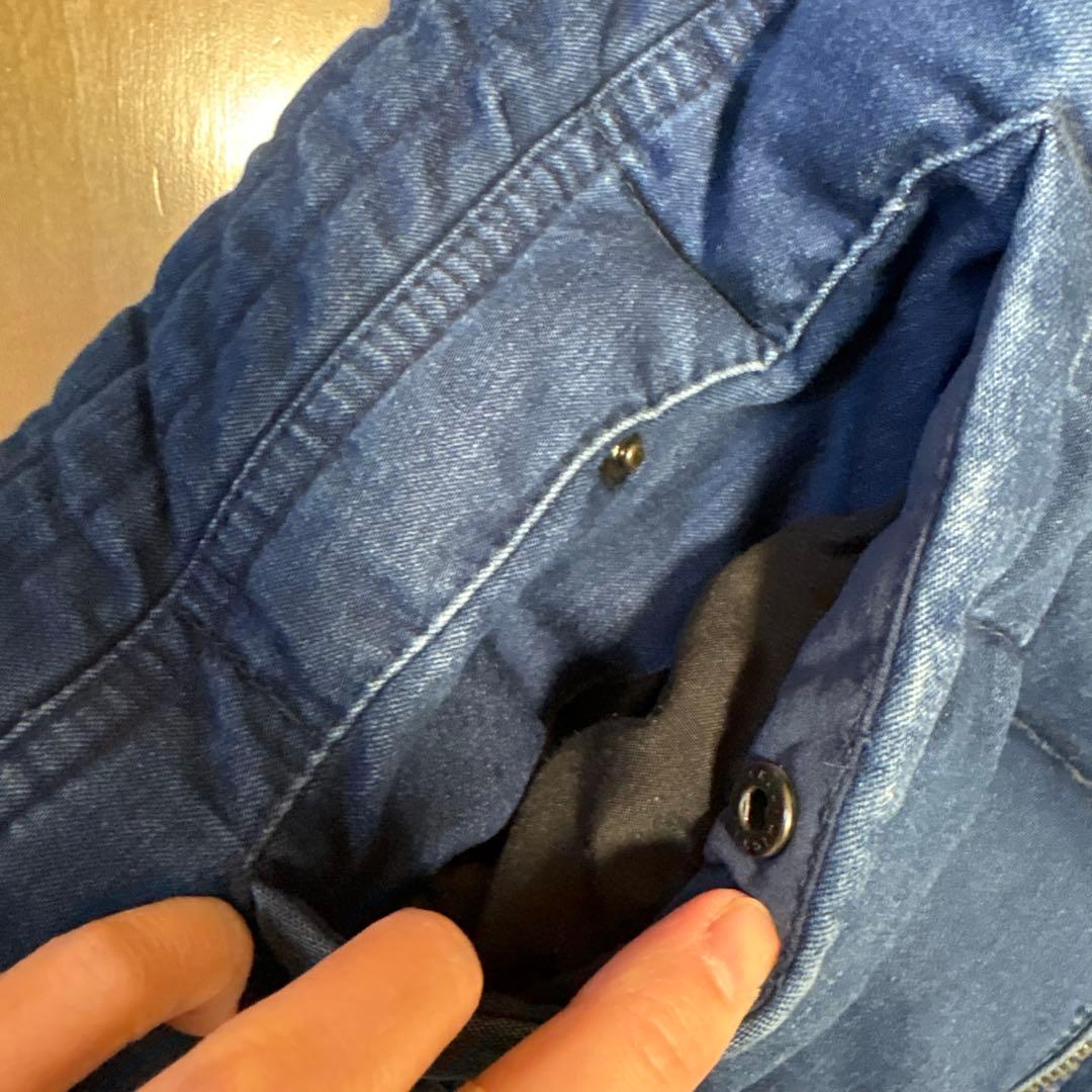 フード付きダークブルーダウンジャケット