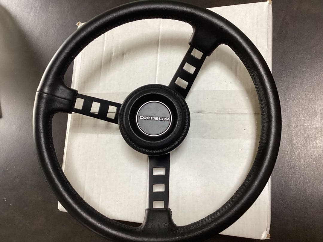 DATSUN ステアリングホイール 3本スポーク