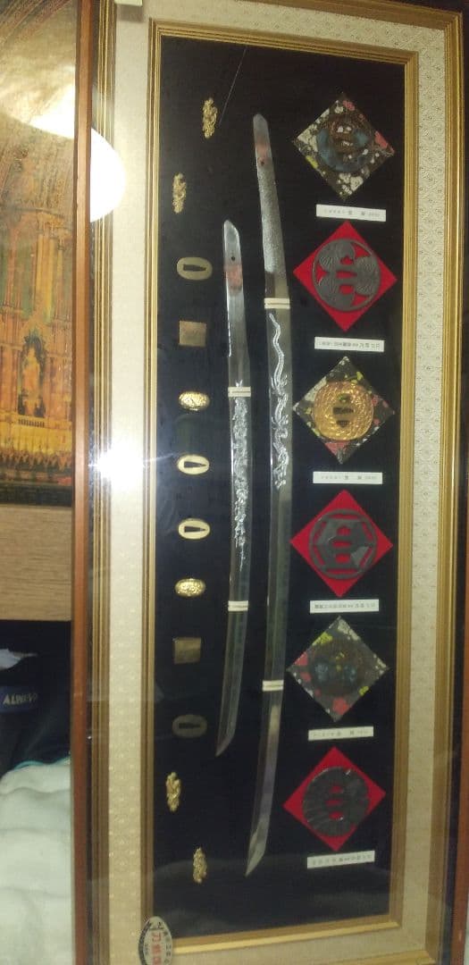 信玄印美術工芸品【模造品刀剣鐔等々】中古大型額緑入れ　（１24X48㎝)希少品。