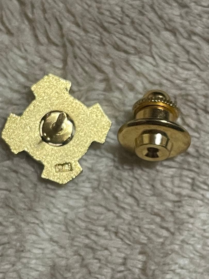 色々な勲章やピンバッチ