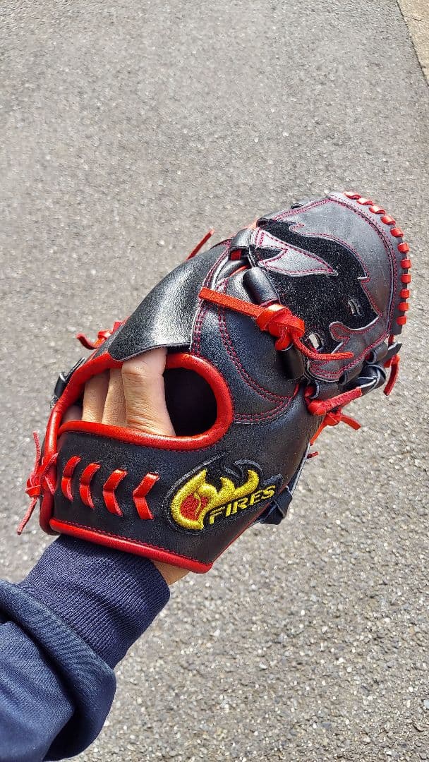 Fires 軟式グローブ 黒と赤　投手用　大人用