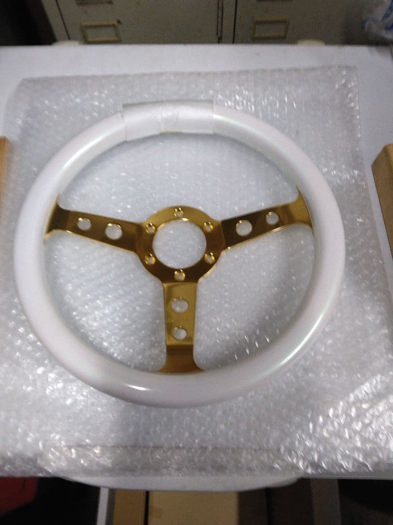 ホワイト/ゴールド 3スポーク ステアリングホイール新古品です。8さん専用です。