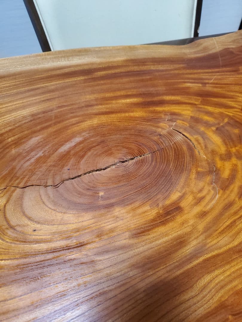 ケヤキ？ 無垢材の自然なエッジテーブル 1枚板