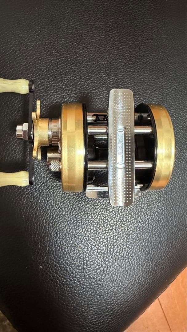 Abu 2500CI ゴールド　availドラグ付き　15日(日)20時頃削除