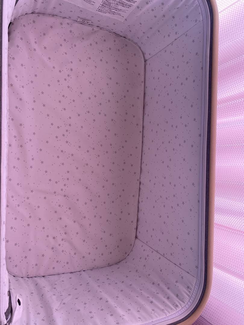 キャスター付きグレー布製ベビーベッド