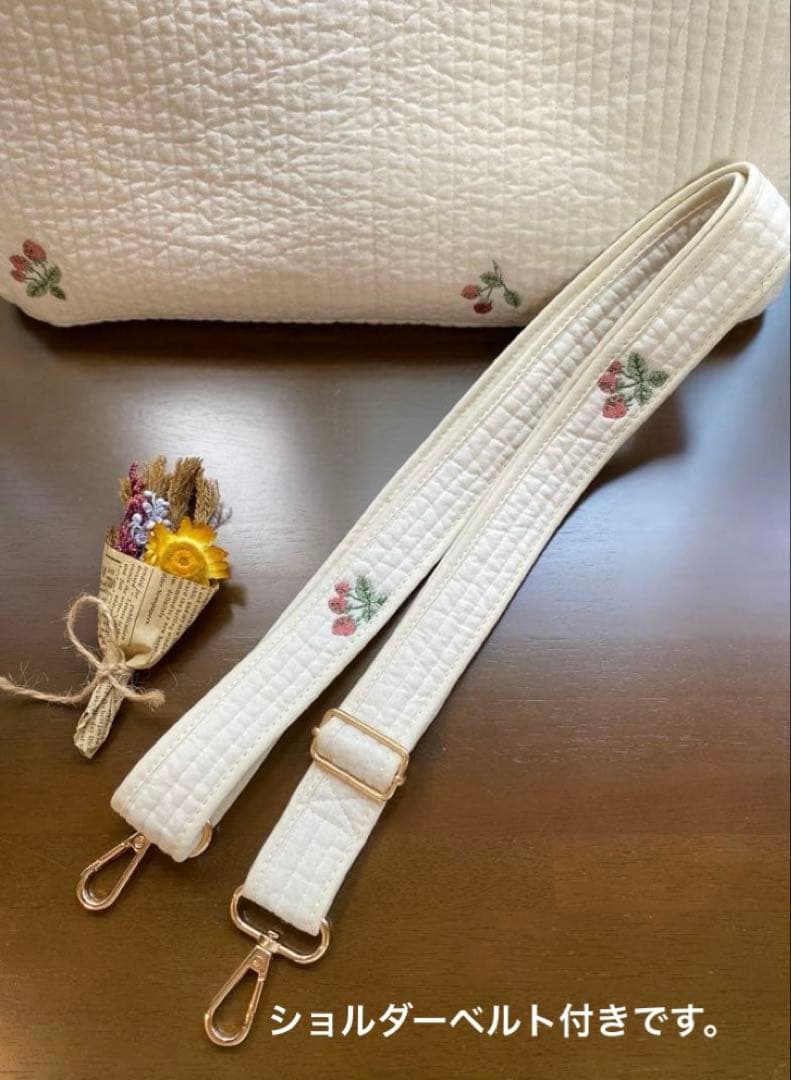 Ａ．ヌビ　オフホワイト×いちご　ポケットいっぱいマザーズバッグ　ハンドメイド