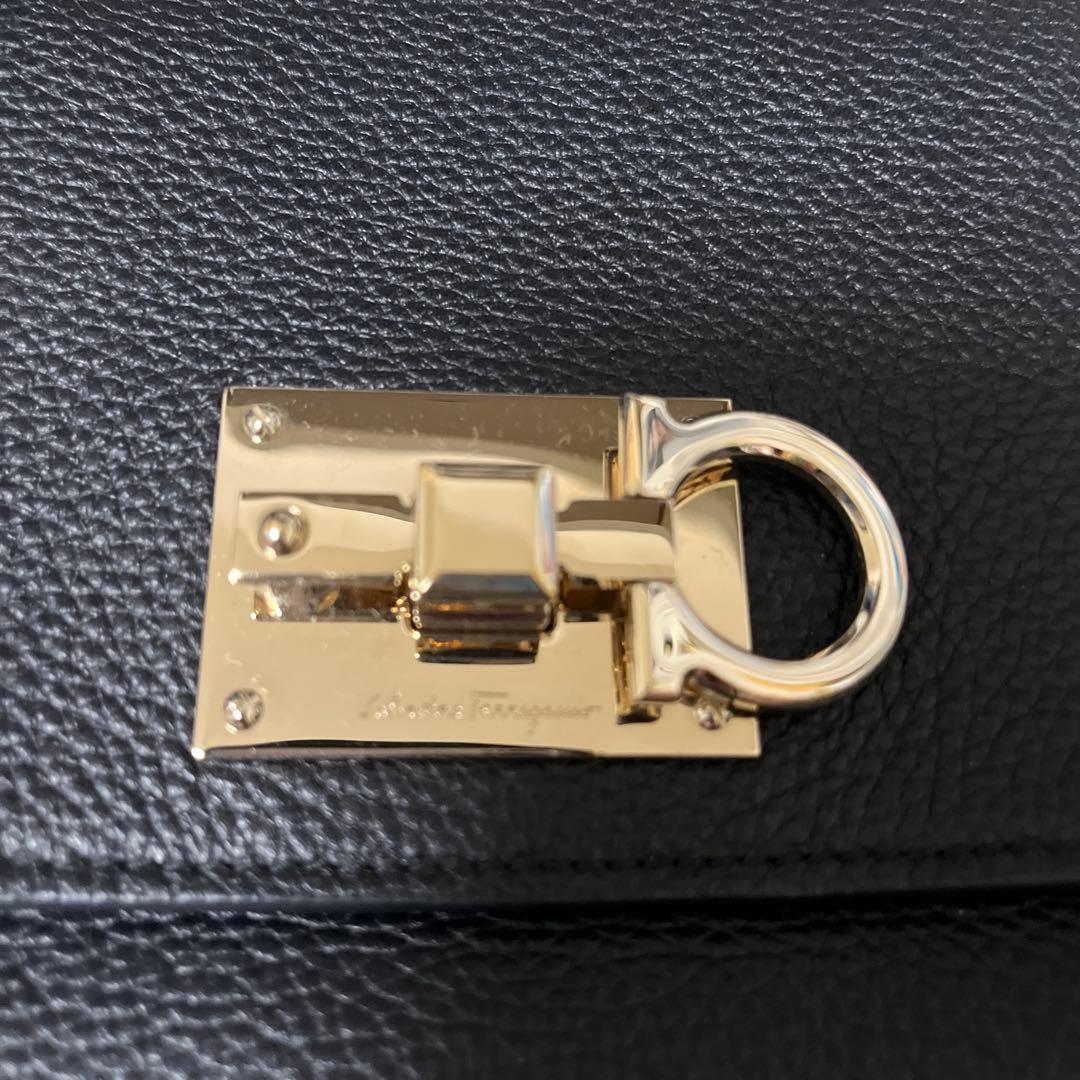 Salvatore Ferragamo ブラックレザーショルダーバッグ