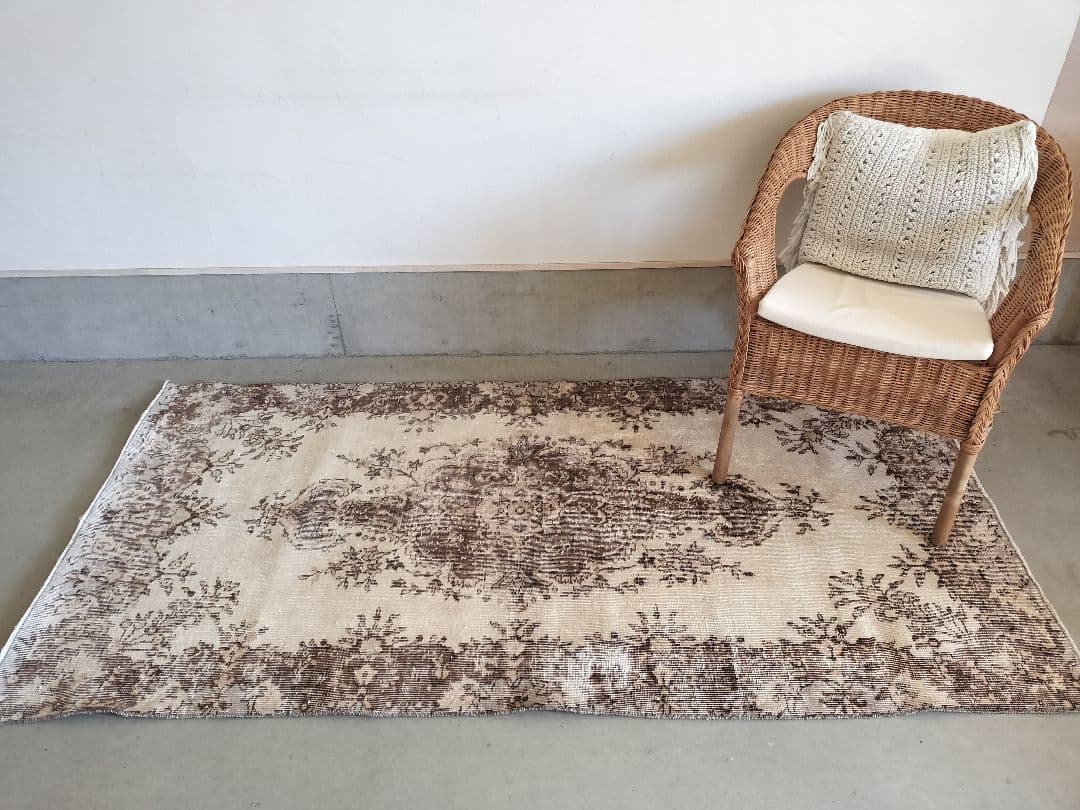 ベージュとココアブラウンのヴィンテージラグ　雅姫さんNo.698