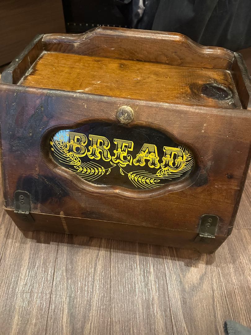 アンティークなブレッドケース