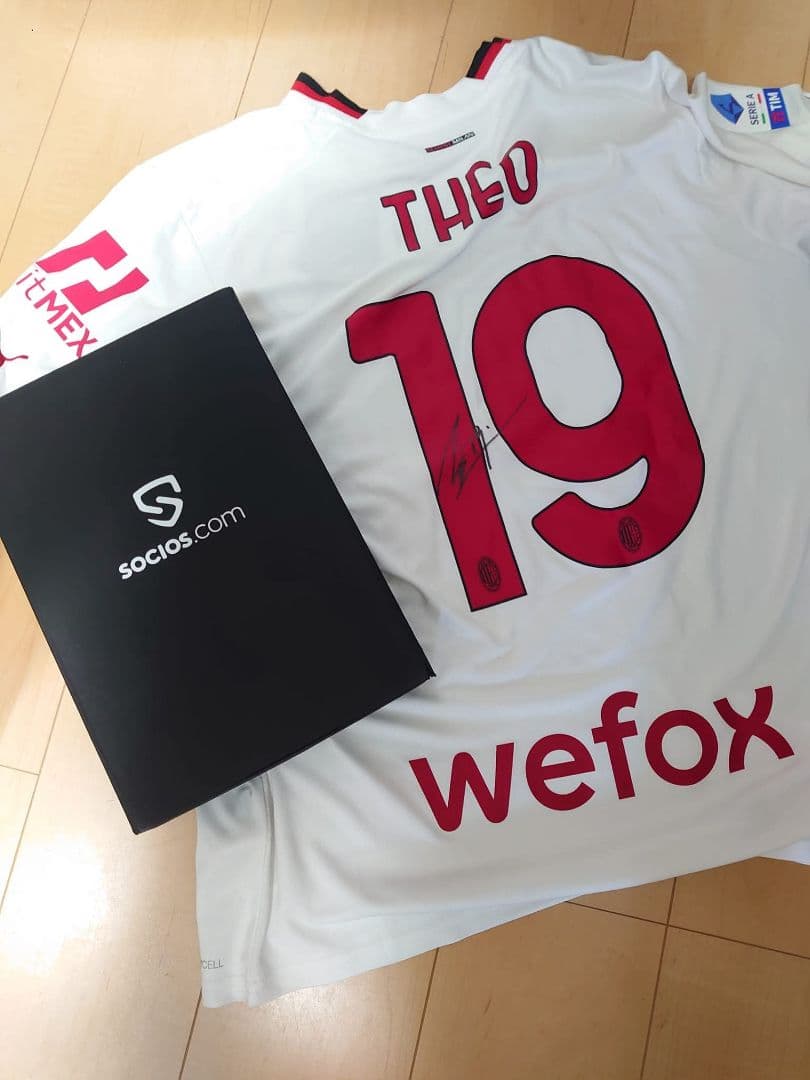 【ブラックフライデー】ACミラン テオ・エルナンデス　直筆サイン入り ユニ　L