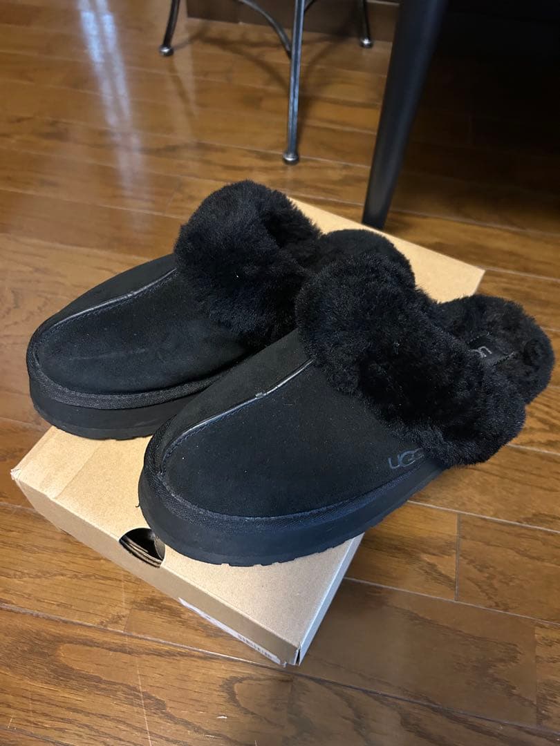 UGG W DISQUETTE ムートンサンダル　ブラック
