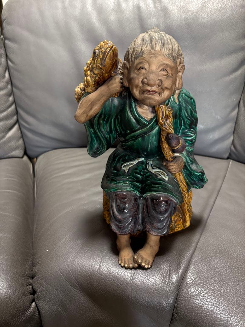 老人とカエルの置物
