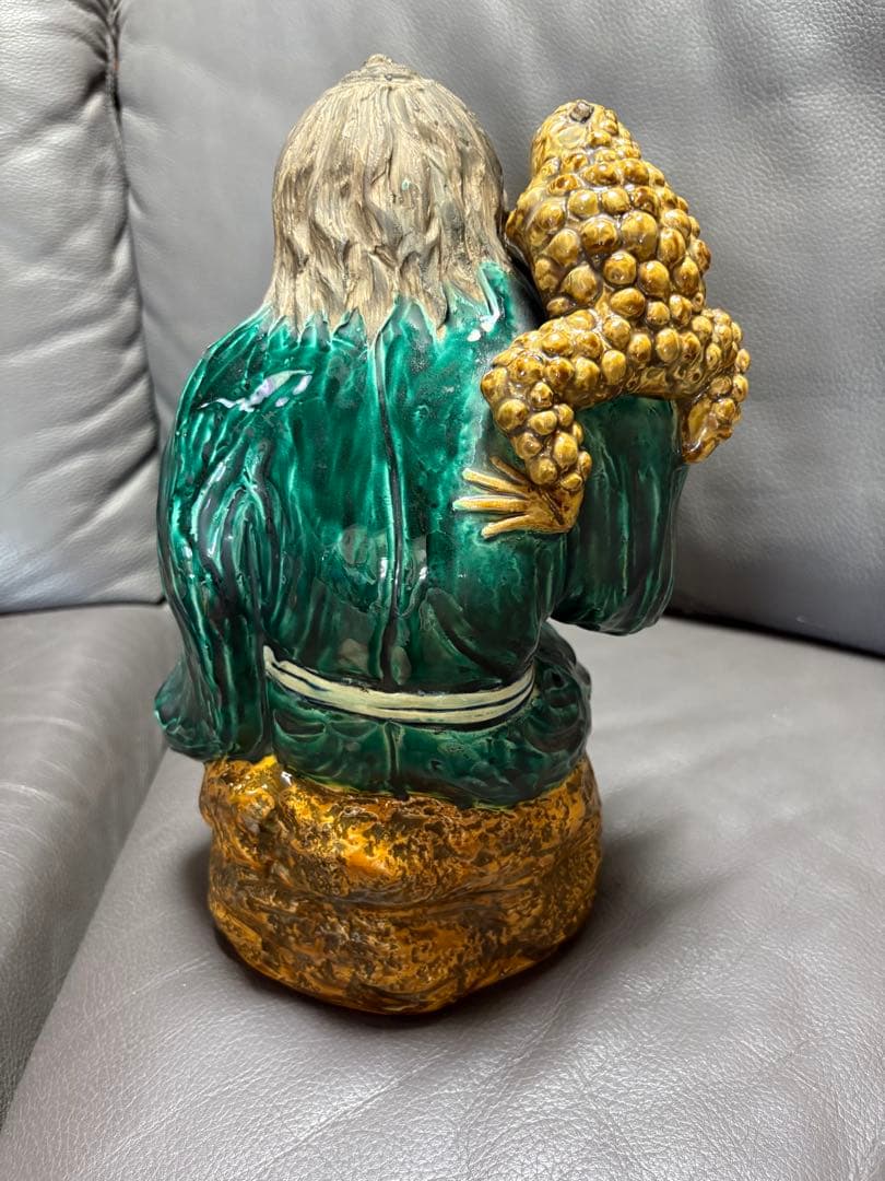 老人とカエルの置物