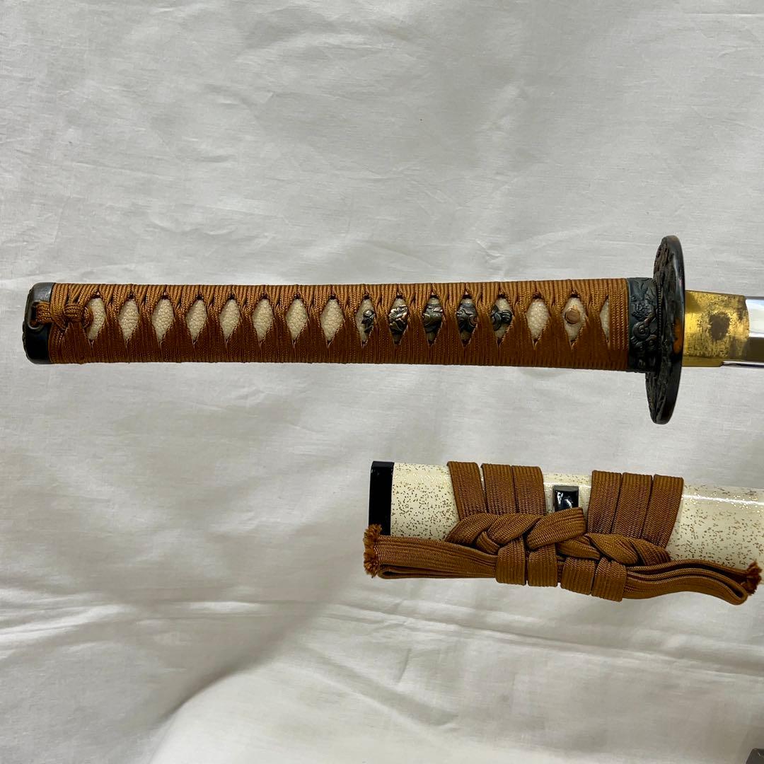 【模造刀】太刀 鉄鍔 風景 魚子地 図 全長99.0センチ 日本刀 白地 金梨地