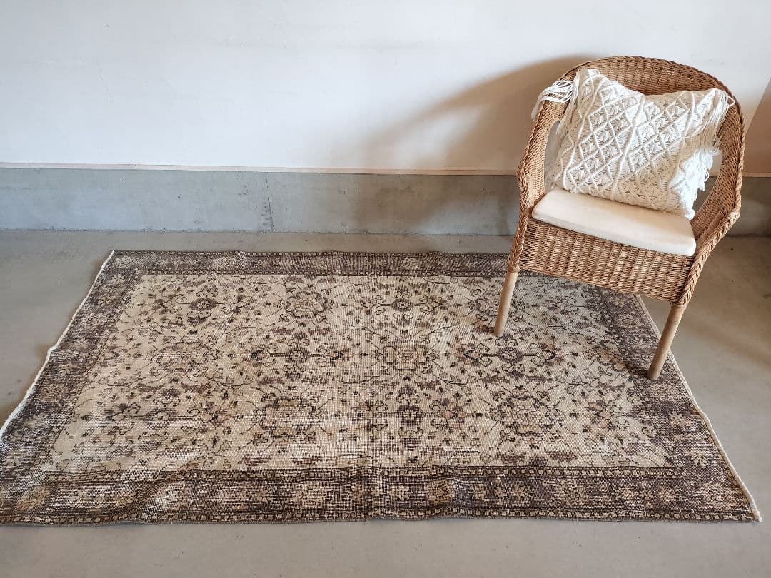 ベージュとグレーのノスタルジックなフラワーラグ　No.718