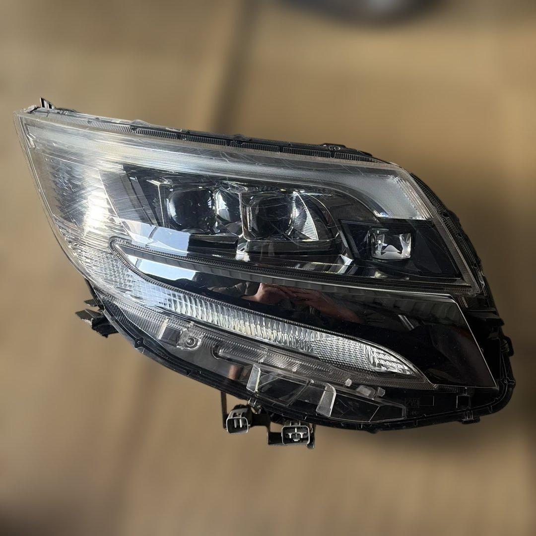 トヨタ エスクァイア ZWR80G 右ヘッドライト ジャンク品 28-241