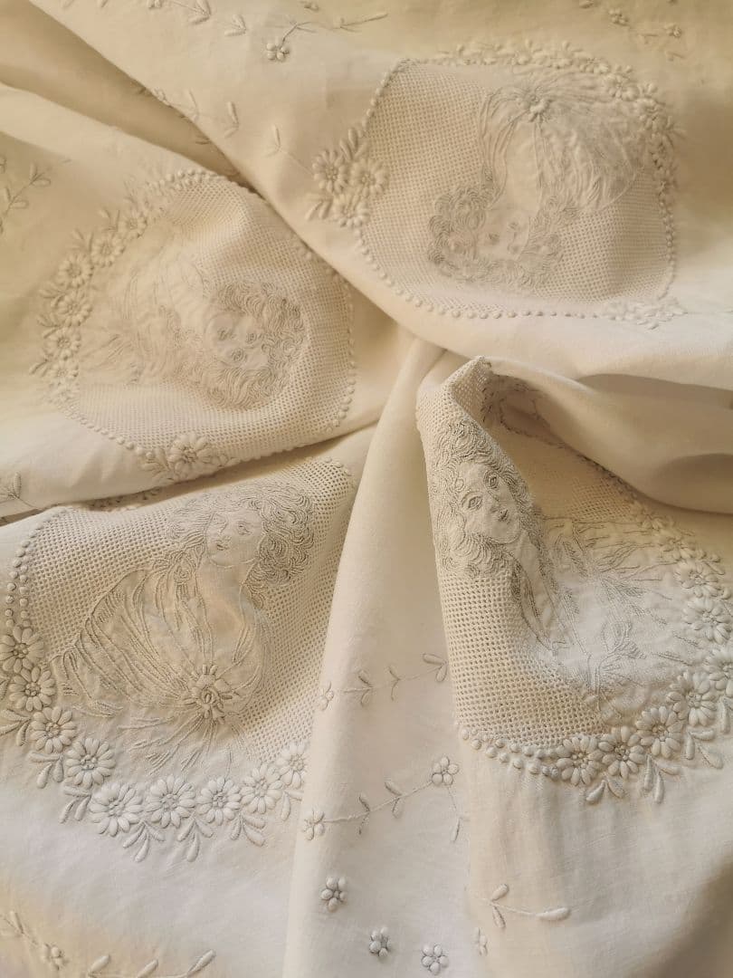 アンティークスイス アペンツェル刺繍 貴婦人達と小花ガーランドのクロス 美術館級