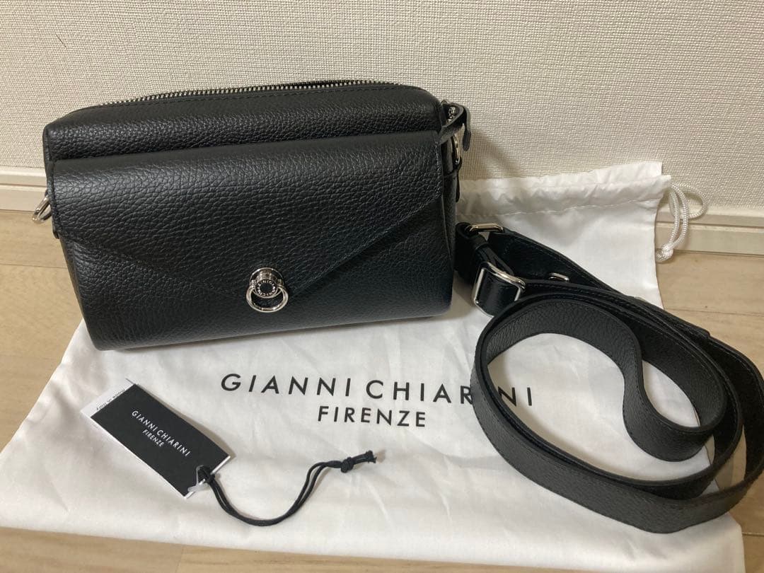 GIANNI CHIARINI ブラック　ショルダーバッグ ジャンニキャリーニ