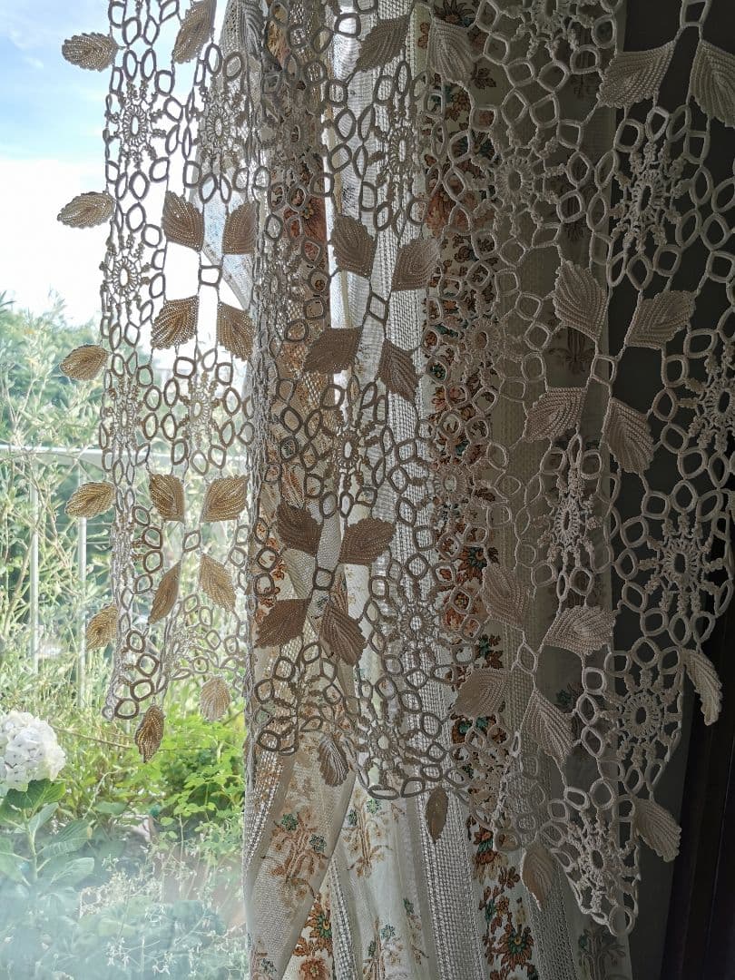 アンティークイタリア購入 変わりクロシェレース編み 揺れる葉のアイボリークロス