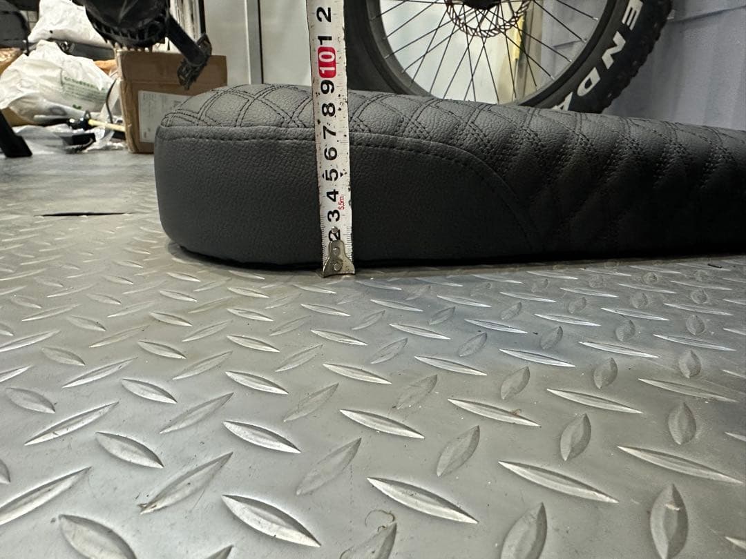 Super73カスタムシート(サイズ載せあり)、穴取り付け工事別途になります。