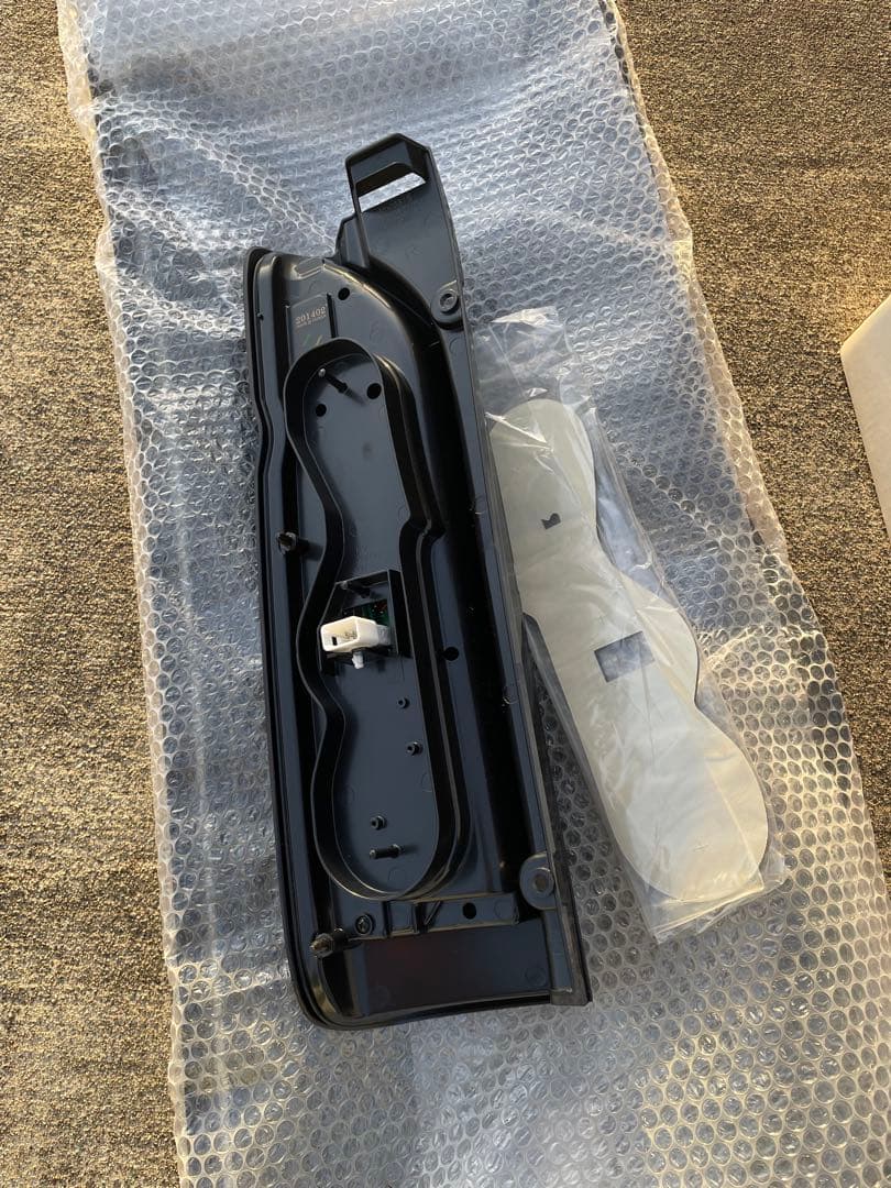 ヴァレンティ　ハイエース　スモークテールランプ運転席側のみ　未使用