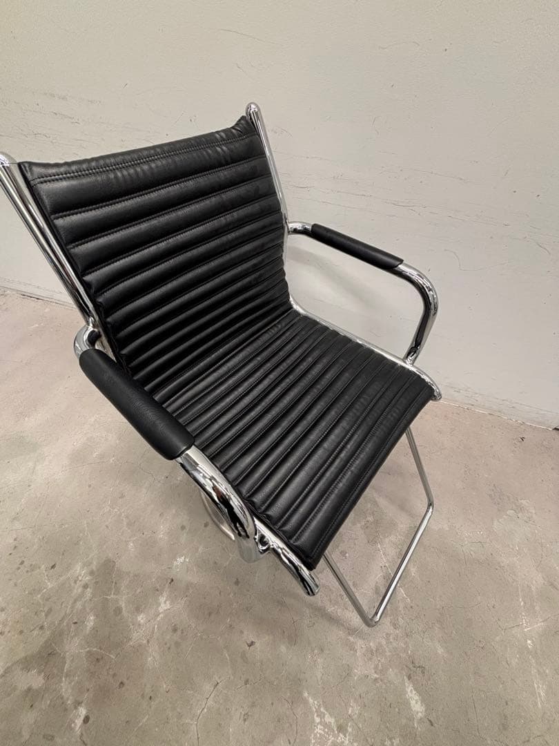 美容室　椅子イス　セット面　黒いレザーサロンチェアとミラー付きテーブルセット