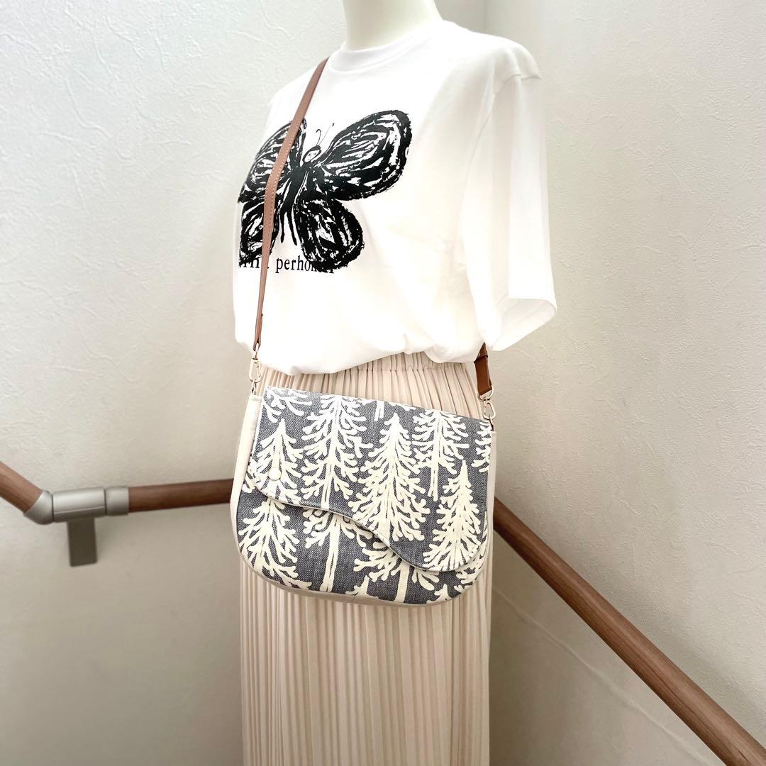 ⚮̈ミナペルホネン　metsä いっぱいポッケのフラップポシェット