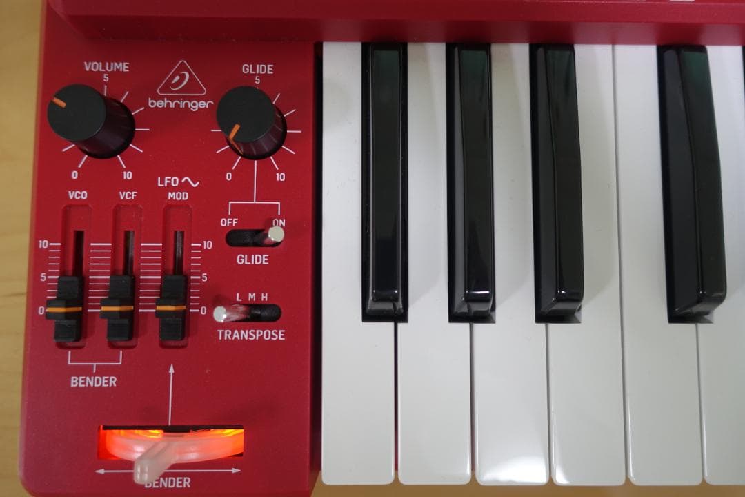 BEHRINGER MS-101 アナログシンセサイザー レッド 37鍵