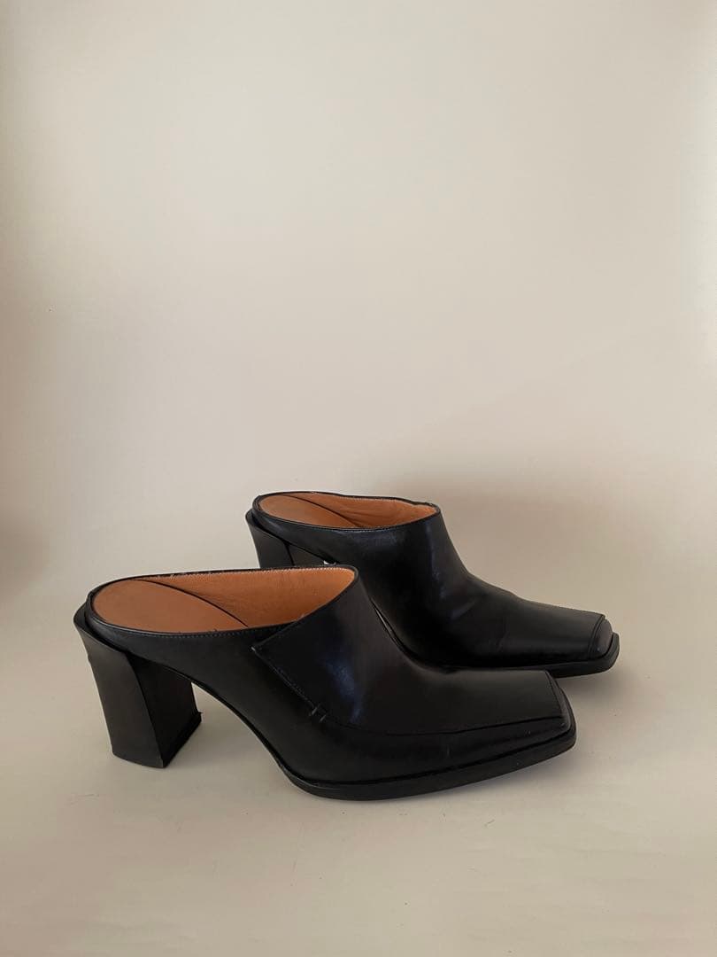 Hermesエルメスブラックレザー スクエアトゥ ミュール36.5