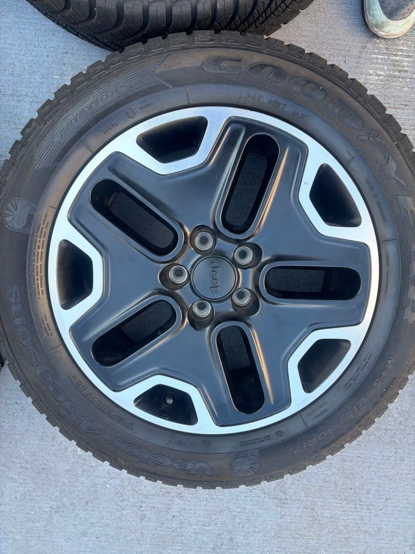 Jeep レネゲード　純正タイヤ　17インチ ホイール4本セット