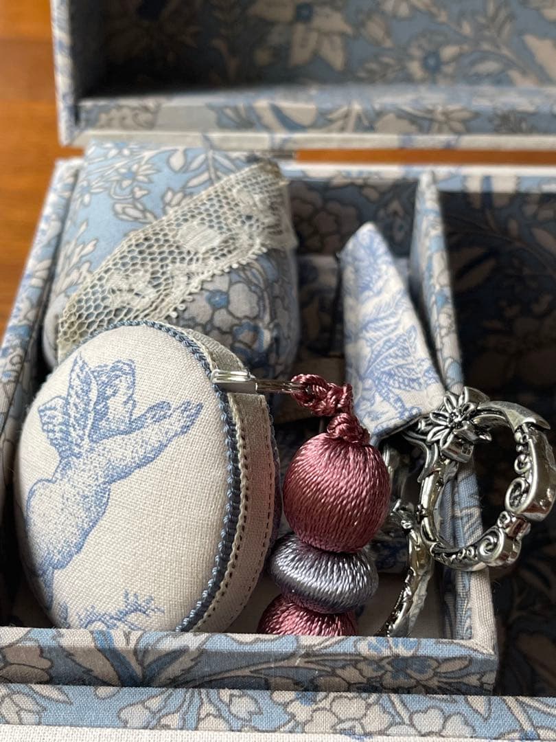 カルトナージュ裁縫箱(中) 天使と薔薇　小物達も可愛い‼️