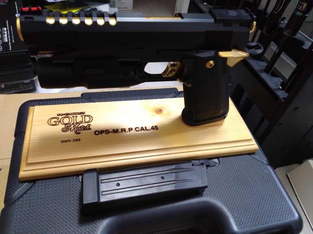 東京マルイ　ハイキャパゴールドマッチ　フラッシュライト、ガンケース、ガンスタンド