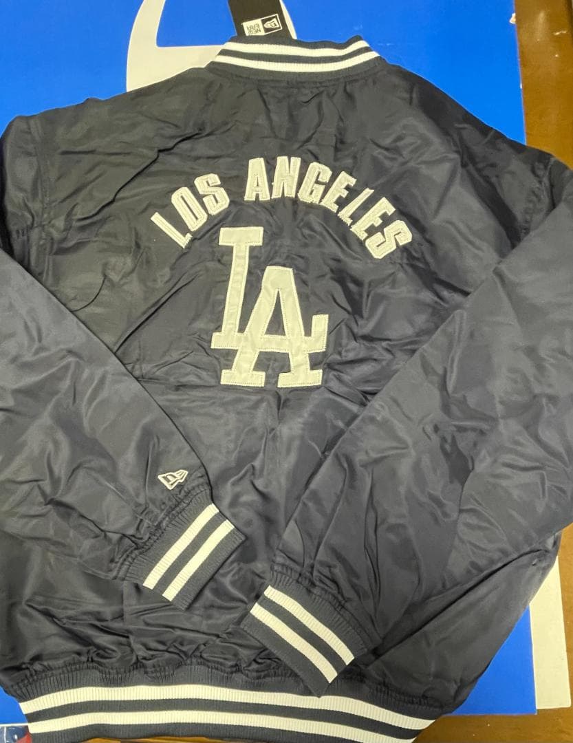 とるみ送料無料/新品未使用　MLB　 LAドジャース ジャケットXL