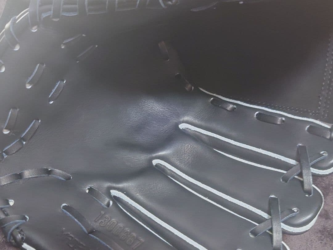 アンダーアーマー 投手用　グローブ 1300667