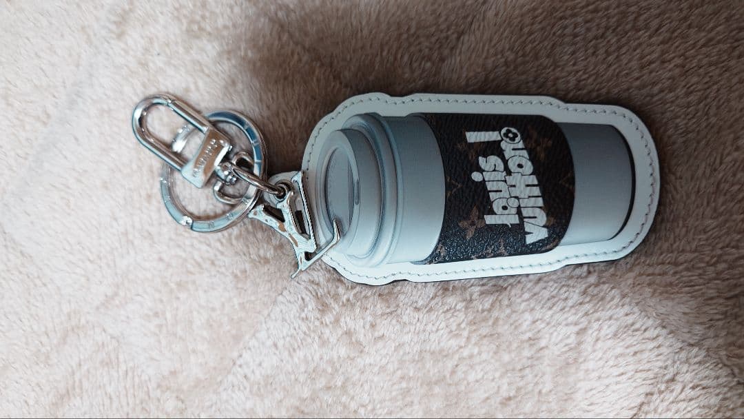 Louis Vuitton コーヒーカップ型キーホルダー
