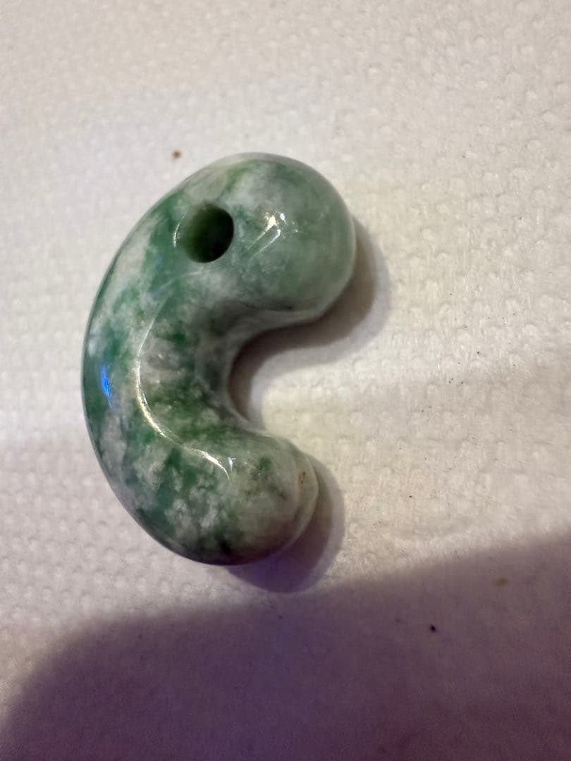 糸魚川翡翠‼️小滝産地‼️勾玉‼️大変に美しい柄‼️希少‼️破格出品‼️送料無料‼️