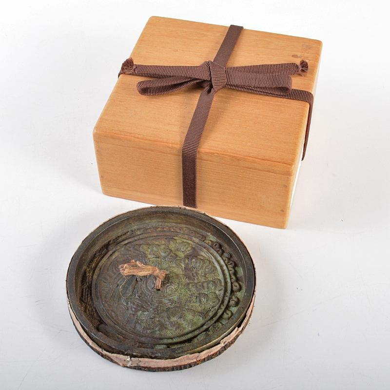 天下一飯村作　古銅　双鶴松竹梅文　銅鏡　古鏡　時代箱付　V　R5548