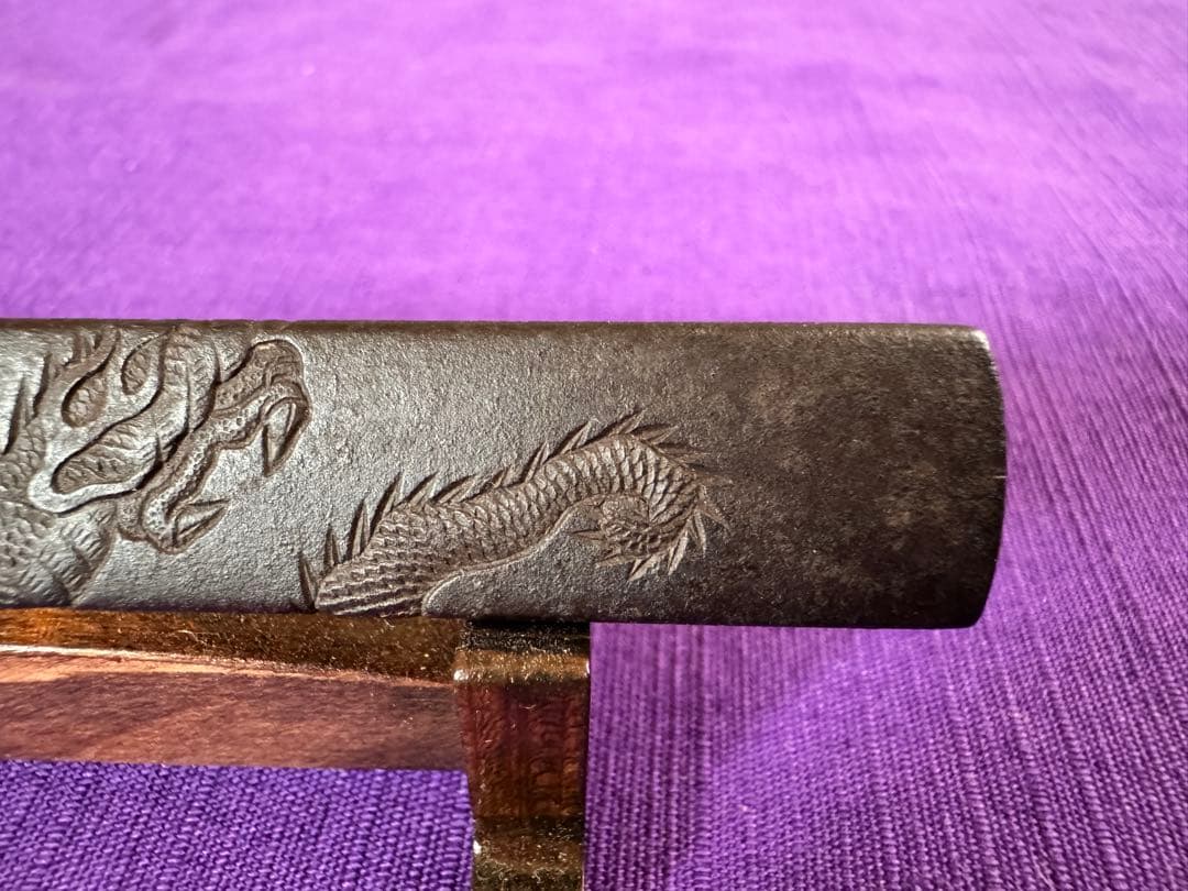 成龍軒栄寿　最高峰品　鉄地龍図小柄　特保確実　真作保証（日本刀装具笄鍔鐔目貫小刀