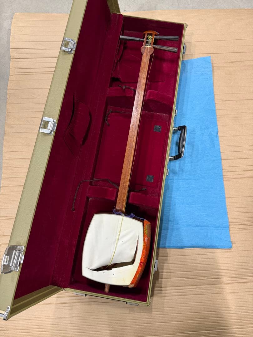 三味線 民謡用 中棹（8分8厘） 現状品／ケース・胴掛け付き
