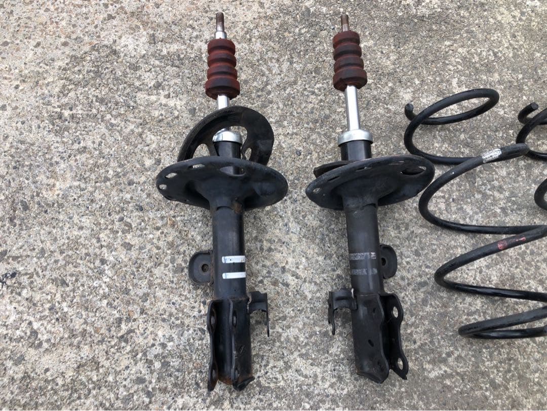 GGH25W ベルファイヤ　ストラットとスプリングセット