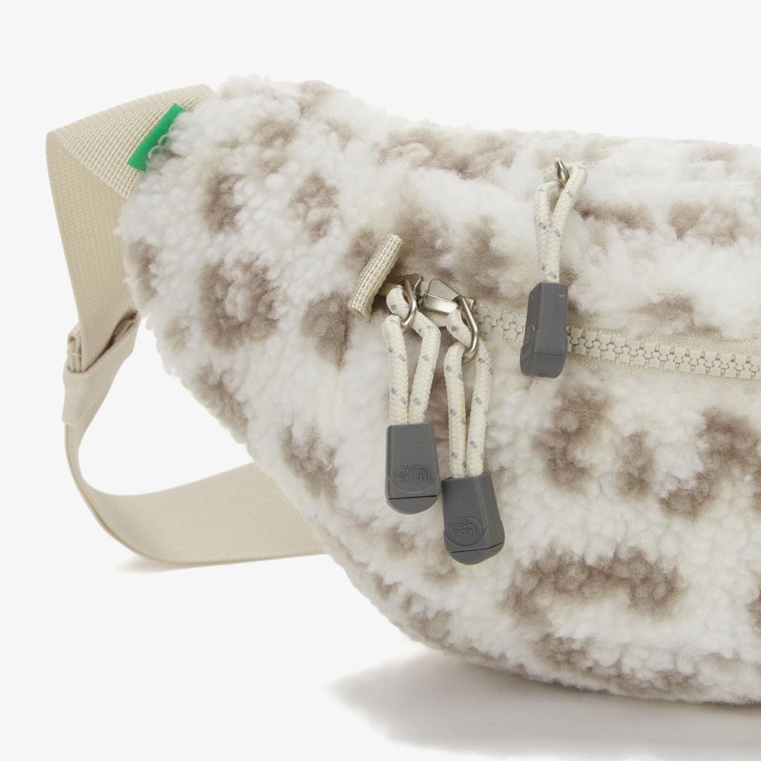 海外！ノースフェイス　ボディバッグ　ショルダーバッグ　レオパード柄　ベージュ